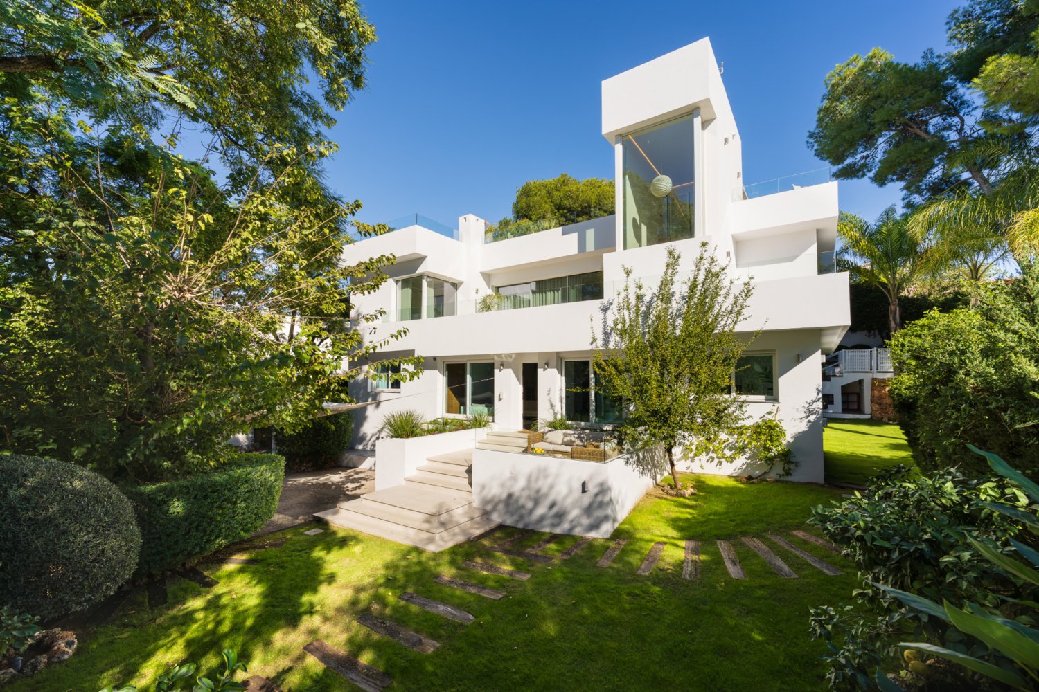 Moderne Luxus in Lower Nueva Andalucía – Eine Must-See Villa!