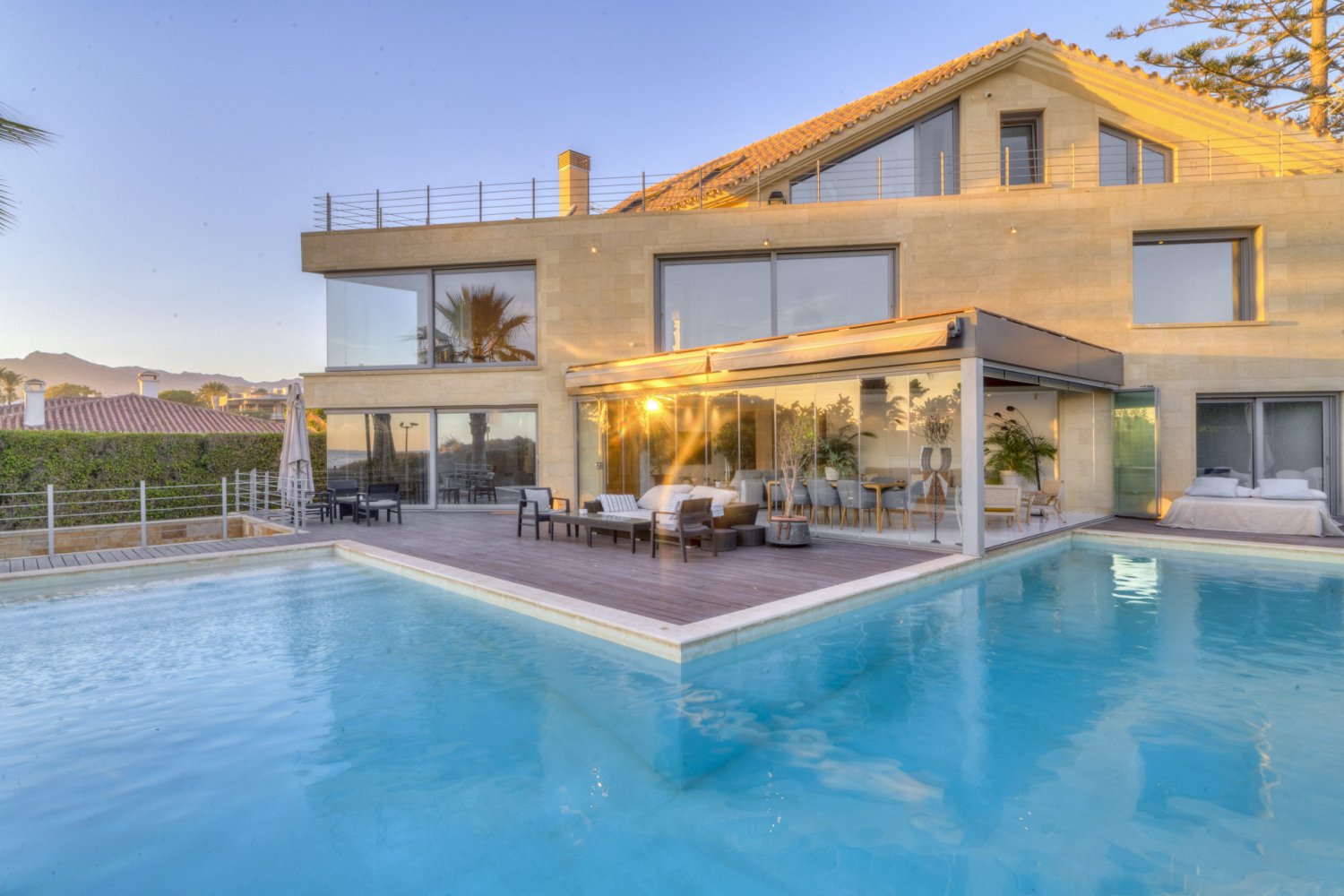 Zeitgenössische Villa in Erster Meereslinie – Marbella