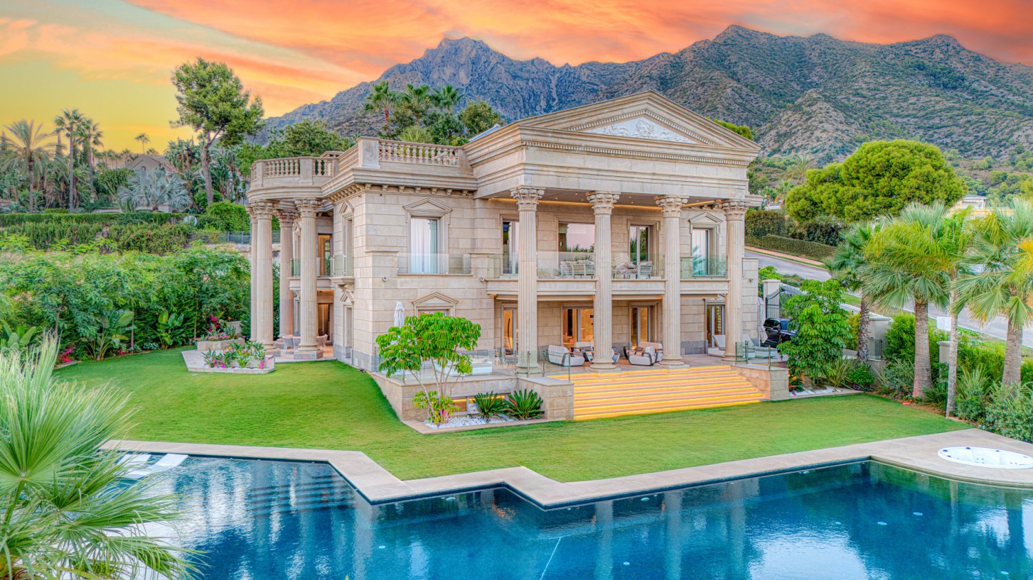 Ein architektonisch einzigartiges, nach Süden ausgerichtetes Anwesen befindet sich in der exklusiven gated Community von Sierra Blanca auf der renommierten Golden Mile von Marbella