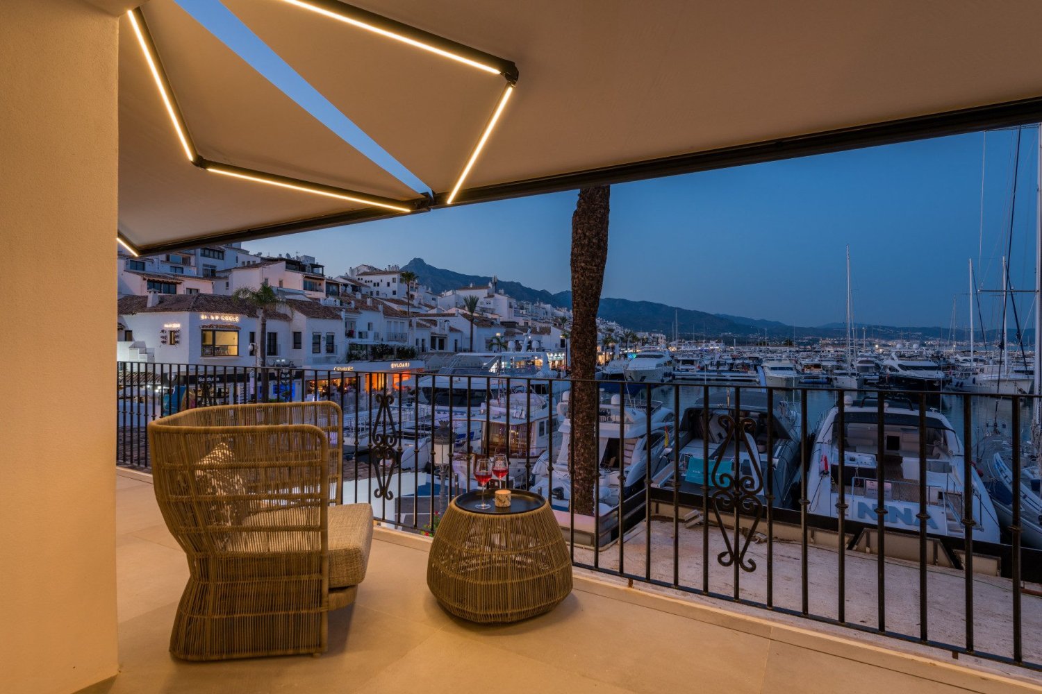 Apartamento de lujo con vistas panorámicas en Puerto Banús