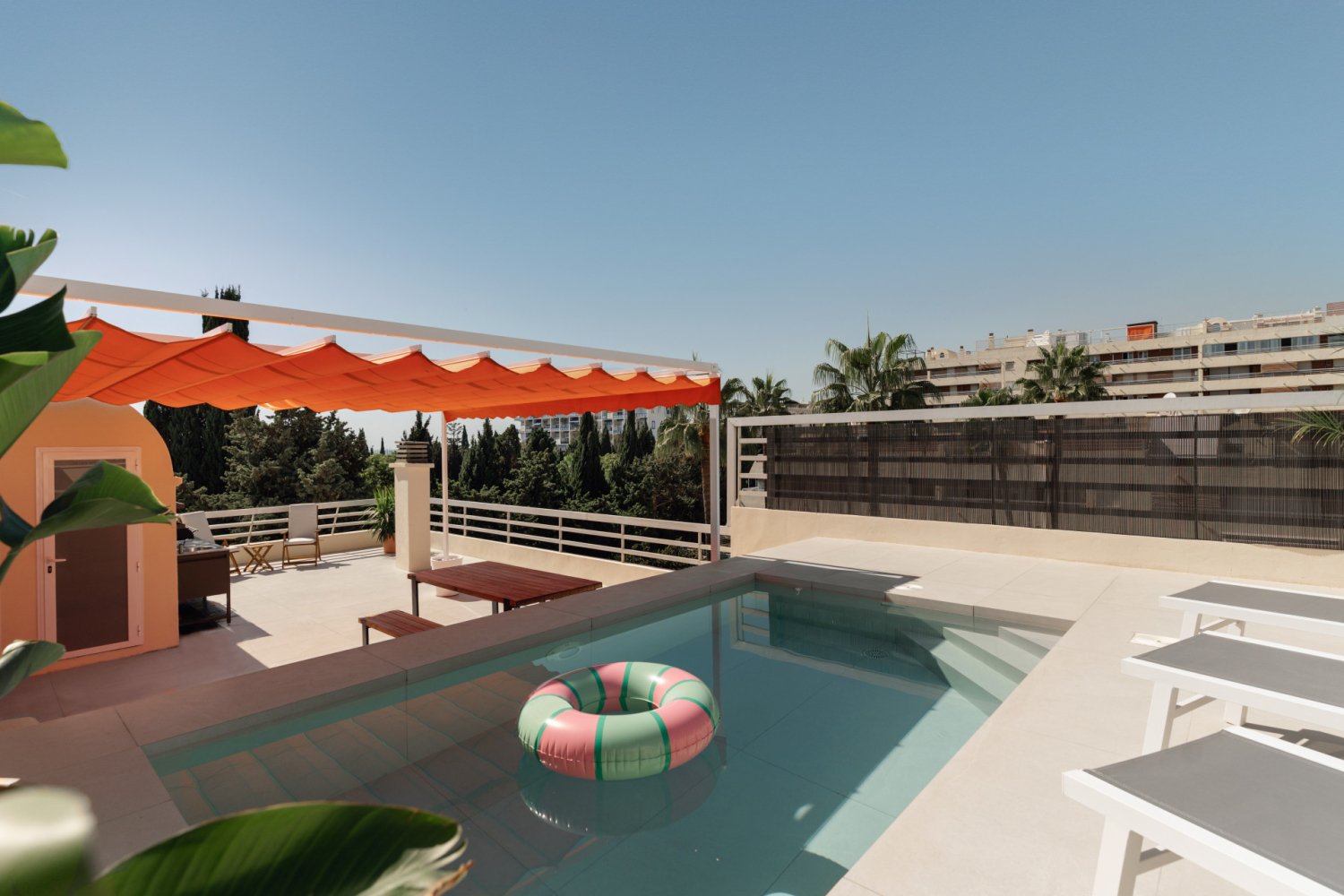 Ático en el Centro de Marbella – Piscina Privada en la Azotea y Vistas a La Concha